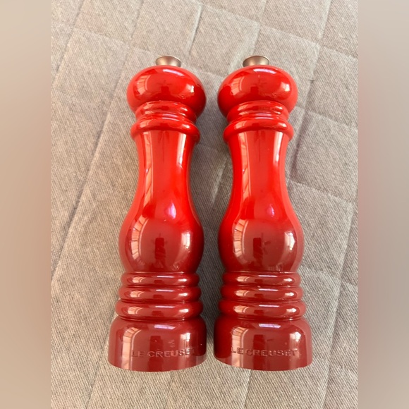 LE CREUSET 8 1/4” Cerise Red Salt & Pepper Mills Orig $100 Excellent Condition - Picture 9 of 9